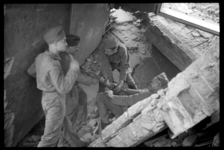 1980-5130 Soldaten bewerken met een drilboor grote brokstukken gewapend beton in het door het bombardement van 14 mei ...