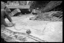 1980-5133 Een soldaat brengt explosieven aan in het door het bombardement van 14 mei 1940 getroffen gebouw van de Bank ...