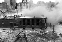 1980-5137 Gezicht op de door het Duitse bombardement van 14 mei 1940 getroffen omgeving van de Brouwerijsteeg en hoek ...