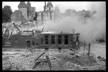 1980-5137 Het door het bombardement van 14 mei 1940 getroffen pand van de Bank voor Handel en Transport aan de ...
