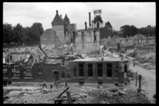 1980-5138 Het door het bombardement van 14 mei 1940 getroffen pand van de Bank voor Handel en Transport aan de ...