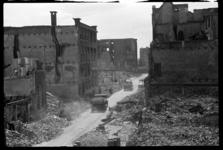 1980-5146 De door het bombardement van 14 mei 1940 getroffen Wijnstraat, gezien vanaf de Brouwerijsteeg in westelijke ...
