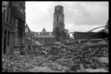 1980-5148 De door het bombardement van 14 mei 1940 getroffen Lange Torenstraat met links de H.H.Laurentius en Maria ...