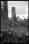 1980-5149 De door het bombardement van 14 mei 1940 getroffen Lange Torenstraat met links de H.H.Laurentius en Maria ...