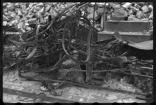 1980-5151 Detailopname van een aantal verbrande fietsen als gevolg van het bombardement van 14 mei 1940. De berg ...