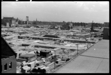 1980-5152 Een blik op de binnenstad ongeveer een jaar na het bombardement van 14 mei 1940. Het puin is grotendeels ...