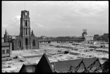 1980-5153 Een blik op de binnenstad ongeveer een jaar na het bombardement van 14 mei 1940. Het puin is grotendeels ...