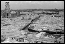 1980-5158 Een blik op de binnenstad ongeveer een jaar na het bombardement van 14 mei 1940. Het puin is grotendeels ...