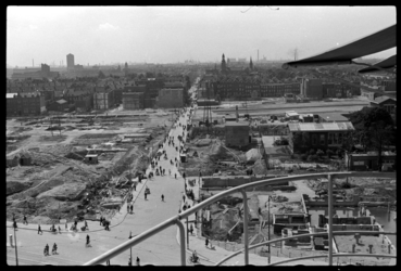 1980-5160 Een blik op de binnenstad ongeveer een jaar na het bombardement van 14 mei 1940. Het puin is grotendeels ...