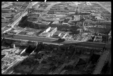 1980-5161 Een blik op de binnenstad ca. twee jaar na het bombardement van 14 mei 1940. Het puin is grotendeels ...