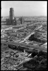 1980-5163 Een blik op de binnenstad ca. twee jaar na het bombardement van 14 mei 1940. Het puin is grotendeels ...