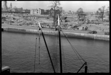 1980-5166 Op de voorgrond het Haringvliet en op de achtergrond de Nieuwehaven met de Pakkenbrug. Op de achtergrond is ...