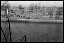 1980-5167 Op de voorgrond het Haringvliet en op de achtergrond de Nieuwehaven met de Pakkenbrug. Op de achtergrond is ...