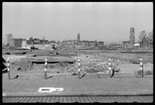 1980-5174 Zicht vanaf de Boompjes op de kaalslag in het Waterstad-gebied als gevolg van het bombardement van 14 mei ...
