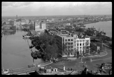 1980-5192 De stad gezien in oostelijke richting vanaf het Witte Huis. Op de voorgrond links het Haringvliet, vooraan ...