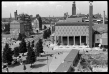 1980-5195 De Coolsingel gezien vanaf het HBU-gebouw in noordwestelijke richting. Het middelste gebouw links (in de ...