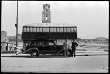 1980-5199 Een taxi met een voorraad gas op het dak vanwege de brandstofschaarste staat geparkeerd aan de ...