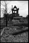 1980-5219 Restanten van verwoeste gebouwen aan de Speelmanstraat, slechts enkele muren staan nog overeind. Foto in ...