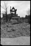 1980-5220 Restanten van verwoeste gebouwen aan de Speelmanstraat, slechts enkele muren staan nog overeind. Foto in ...