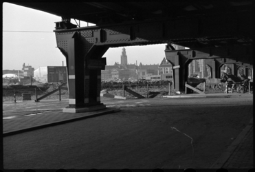 1980-5226 Het verwoeste gebied rond Blaak, gezien vanonder het spoorwegviaduct bij Beursplein. Op de achtergrond onder ...