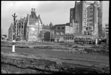 1980-5229 Het kale terrein tussen Nieuwe Kerkstraat en Lijnbaanstraat (voorgrond). Links het beschadigde pand van ...