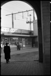 1980-5232 Een man met een hoed wandelt naar de loketten van station Hofplein.