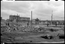 1980-5235 De restanten van de Twentsche Bank aan de Noordblaak, gezien vanaf de Brouwerijsteeg. Op de achtergrond het ...