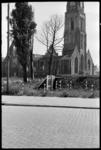 1980-5240 De ruïne van de Laurenskerk gezien vanaf de Meent. Op de voorgrond een schuilkelder.
