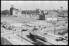1980-5250 Vanaf het pand van Gerzon een blik op de stad in zuidoostelijke richting. Op de voorgrond de Blaak met trams ...