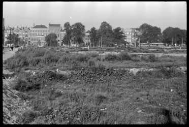 1980-5254 De Westersingel gezien vanaf de Aert van Nesstraat. Op de voorgrond een grote grasvlakte als gevolg van het ...