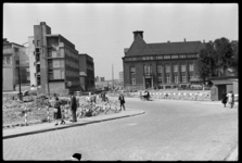 1980-5268 De Botersloot en de Nieuwemarkt. Rechts staat het gebouw van de gemeentebibliotheek en aan de overkant de ...