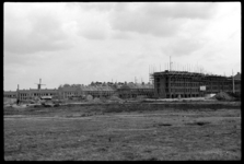 1980-5279 Vanaf de Goudsestraat zicht op de nieuwbouwwoningen aan de Goudsesingel. Links op de achtergrond molen de ...