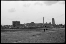 1980-5281 Vanaf Crooswijk zicht op de binnenstad. Rechts de restanten van de Laurenskerk. In het midden staat het ...