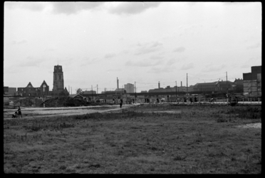 1980-5282 Het centrum met links de restanten van de Laurenskerk gezien vanaf de Goudsestraat. Op de voorgrond een grote ...