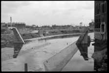 1980-5283 Nieuwe kades voor het Stokviswater. Links is de nieuwbouw van de wijk Wereldhaven aan de Goudsesingel te zien.