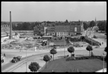 1980-5299 Vanaf molen de Noord aan het Oostplein zicht op het deels getroffen gebied tussen Slaak en Oostzeedijk. De ...