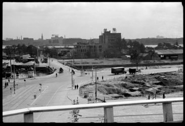 1980-5301 Het Boerengat (links) en de Nieuwehaven met daartussen de Oude Oostbrug, gezien vanaf Molen de Noord aan het ...