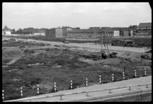 1980-5307 Het kaalgeslagen gebied tussen de Dijkstraat en de Speelmanstraat in Kralingen-West, gezien vanaf de ...