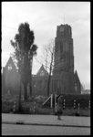 1980-5312 De Laurenstoren en de zwaar beschadigde Laurenskerk gezien vanaf de Meent. Op de voorgrond rechts is een ...