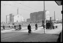1980-5317 De Witte de Withstraat met links het verwoeste gebied tussen de Zwarte Paardenstraat en Schiedamse Vest. Aan ...