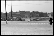 1980-5341 De met puin gedempte Schiedamsesingel gezien in westelijke richting. De panden op de achtergrond staan aan de ...