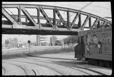1980-5344 Trambanen tussen de Pompenbrugsingel en het Hofplein. Onder het spoorwegviaduct rijdt een tram met reclame.