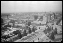 1980-5372 Een overzicht vanaf het HBU gebouw van de stad in noordoostelijke richting. Op de voorgrond de Coolsingel met ...