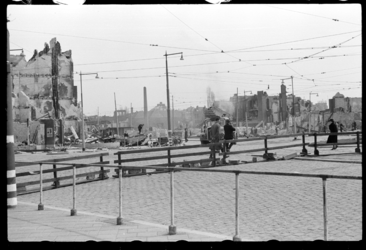 1980-5378 Bombardement op Rotterdam West. Het getroffen gebied tussen Hudsonstraat en Schiedamseweg gezien vanaf het ...