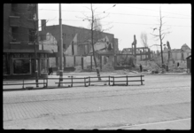 1980-5380 Verwoeste panden aan de Mathenesserweg, hoek Rösener Manzstraat na het bombardement op Rotterdam West.