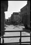 1980-5383 De door het bombardement van 31 maart 1943 zwaar getroffen Jan Kobellstraat gezien vanaf de wegafzetting. In ...