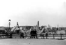 1980-5384 Gezicht op het door het geallieerde bombardement van 31 maart 1943 getroffen Visserijplein met verwoeste ...