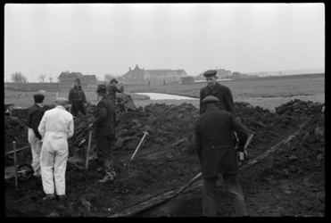 1980-5391 Ten noorden van Hillegersberg aan weerszijden van de Grindweg wordt gewerkt aan het aanleggen van dijken in ...