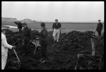 1980-5393 Ten noorden van Hillegersberg aan weerszijden van de Grindweg wordt gewerkt aan het aanleggen van dijken in ...