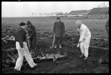 1980-5396 Ten noorden van Hillegersberg aan weerszijden van de Grindweg wordt gewerkt aan het aanleggen van dijken in ...